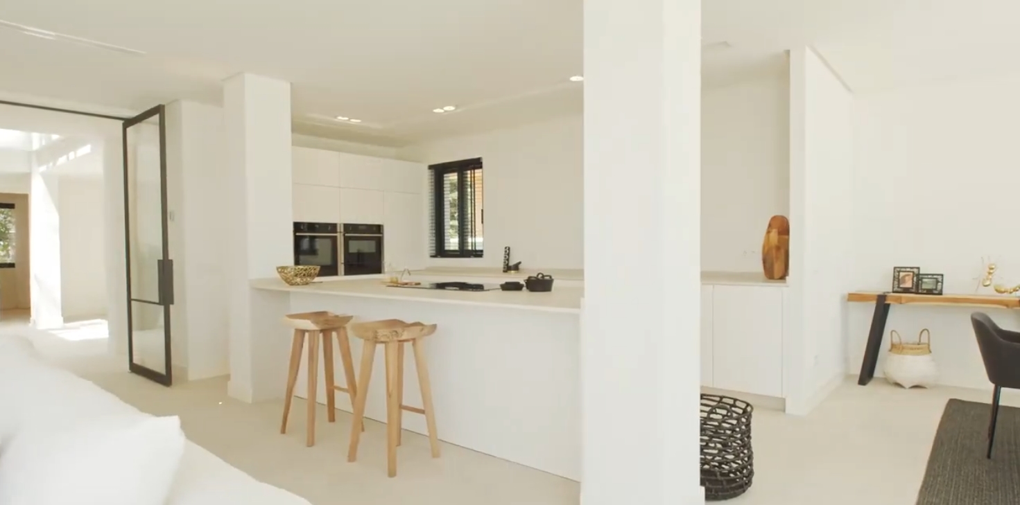 18 Photos vs. Modern villa close to the beach in Elviria, Marbella vs. Interior Design Tour