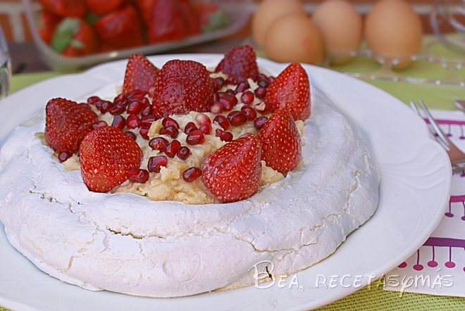 Tarta Pavlova con crema de turrón