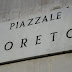 Milano: piovono fiori per Benito Mussolini e Claretta Petacci su piazzale Loreto