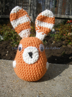 Amigurumi conejo realizado a crochet con las orejas a rayas