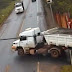 BRASIL / MG: Câmera flagra momento exato de batida de dois caminhões