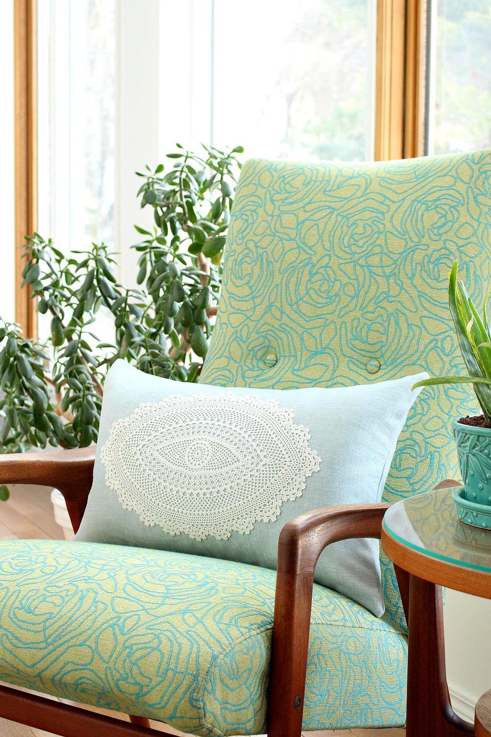 Modern DIY Doily Throw Pillow Dans le Lakehouse