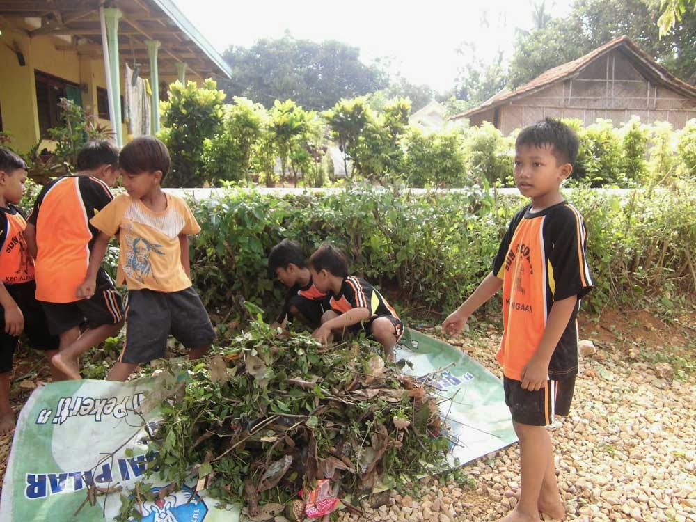 Kerja Bakti Lingkungan Sekolah oleh siswa