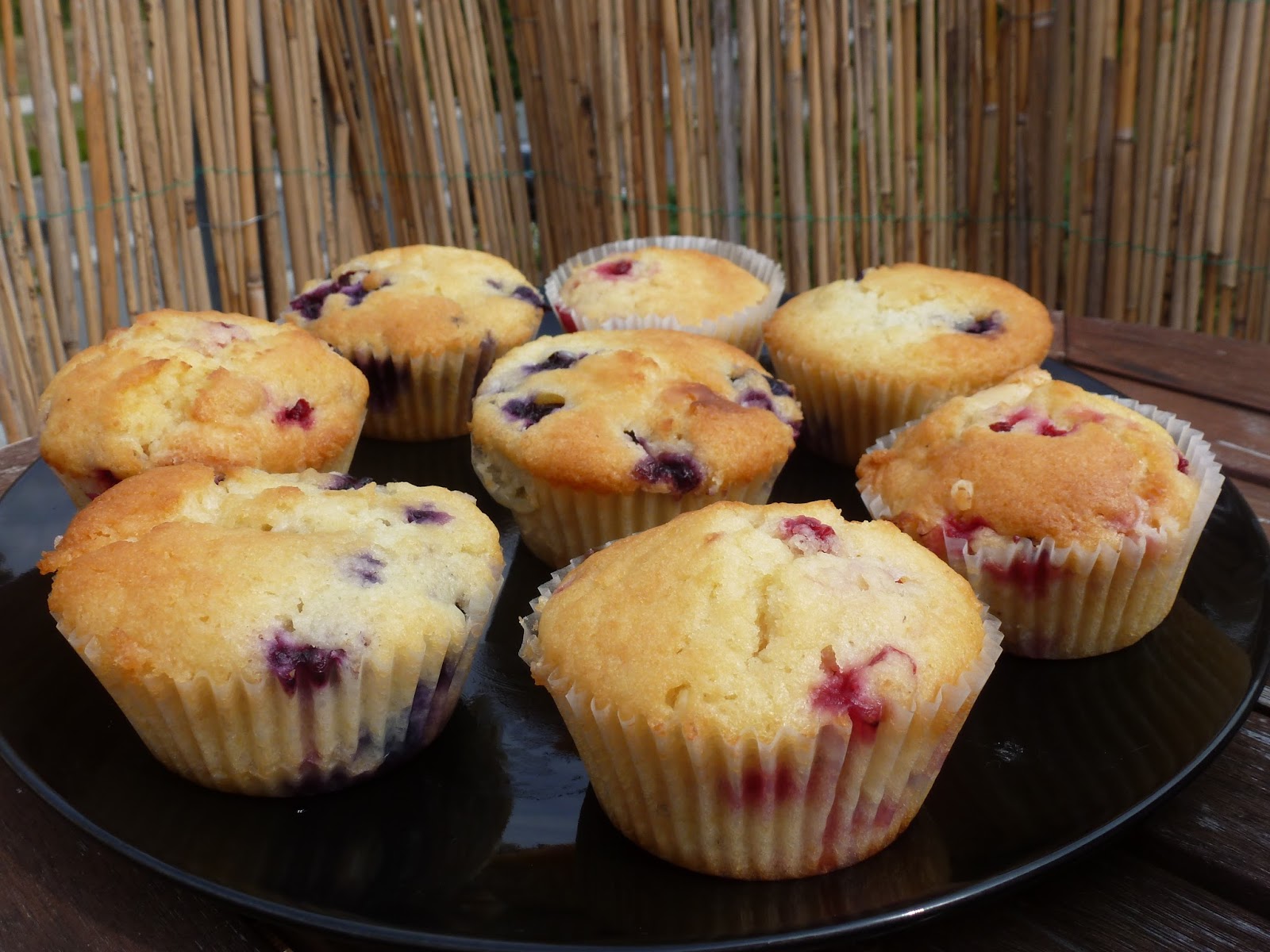 Maja&amp;#39;s little bakery: Johanisbeer und Blaubeer Muffins mit weißer ...