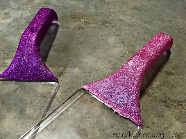 Personalize your wedding with this super cute DIY Glitter Bridal Cake Server Set from www.abrideonabudget.com. #wedding #weddings #diybride #diy #diywedding