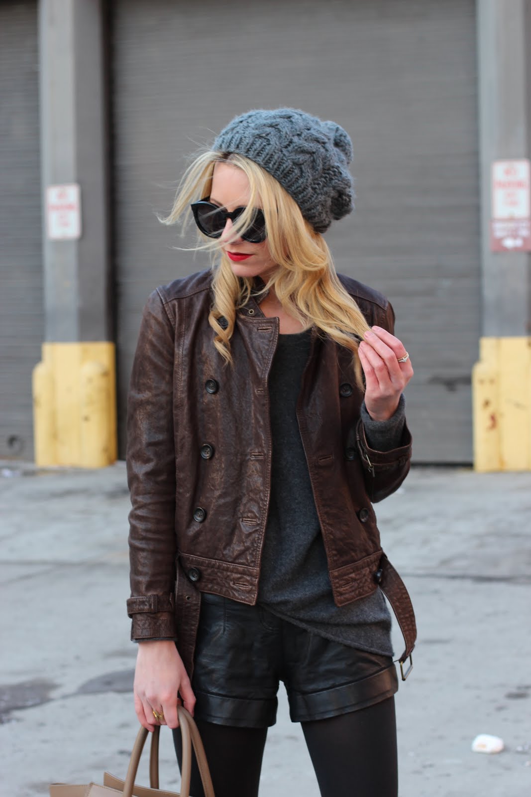 Головной убор под кожаную куртку. Шапка под косуху. Шапка под кожаную куртку женскую. Шапка под кожаную куртку женскую. Стильные девушки блондинки.