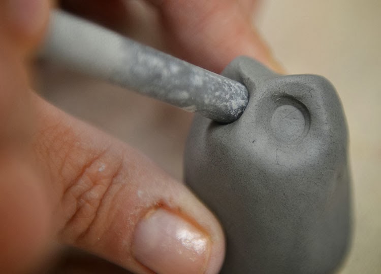 Simple instructions for making an owl out of clay.