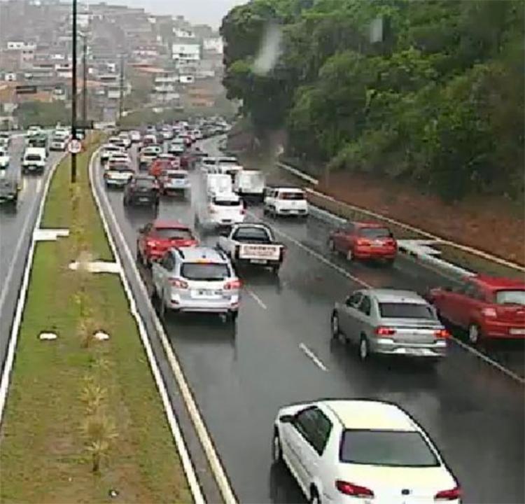 Chuva causa lentidão no trânsito em alguns pontos de Salvador