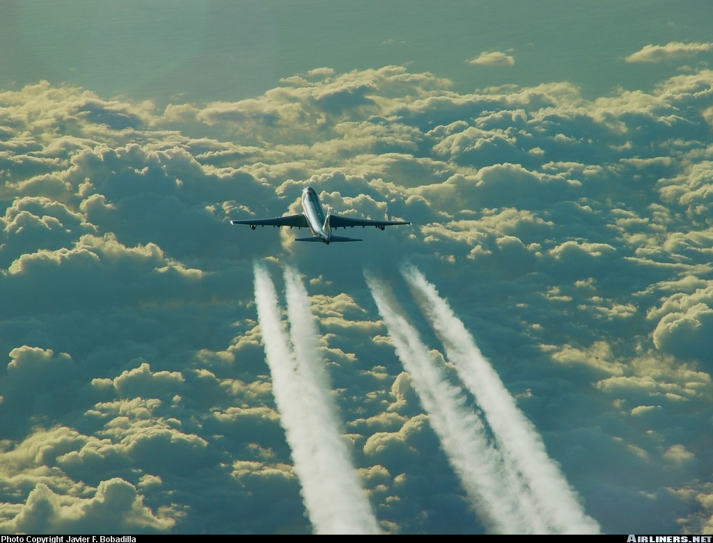 Самолеты над небом. Самолет в небе. Самолет над облаками. Самолет в облаках. Самолет в воздухе.