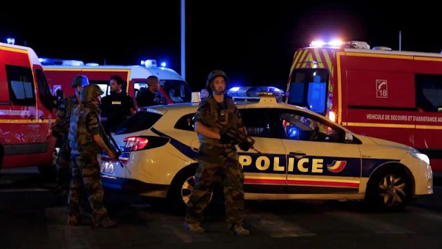 Μακελειό στη Γαλλία: Νταλίκα πέφτει πάνω σε πεζούς στη Νίκαια- Δεκάδες νεκροί - Φόβοι για ISIS (Εικόνες-Βίντεο-Live εικόνα)
