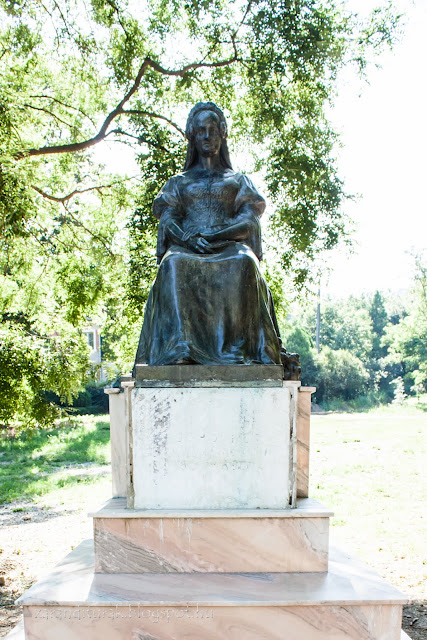 Bohusné Szögyény Antónia (1803-1890) óvodát alapított Világoson, a szabadságharc idején élelemmel és ruhával látta el a honvédeket, '49 után pedig a börtönbe zárt rabokat látogatta. Bohusné Szögyény Antónia (1803-1890) szobra Világoson