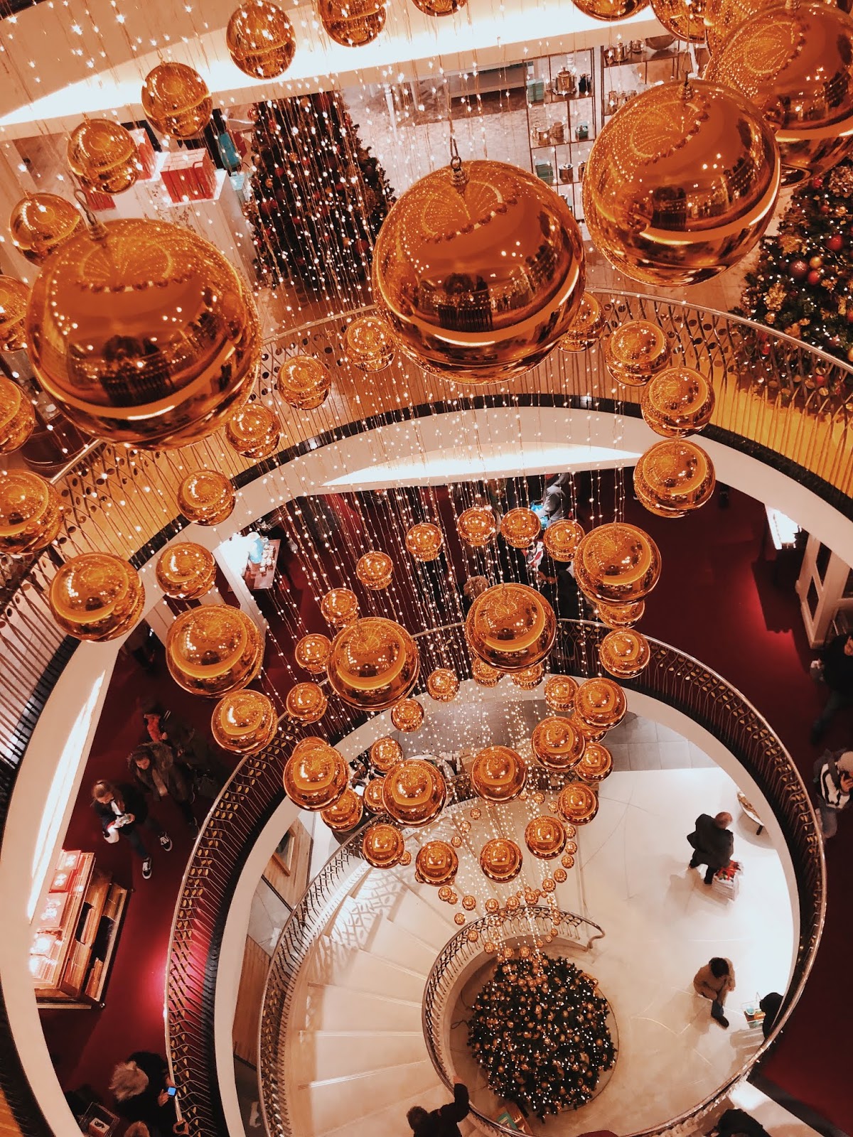 christmas in london, christmas decoration in london, christmas 2018, christmas decoration london 2018, indian blogger, london blogger, mayfair london, mayfair christmas decoration, fortnum and maison
