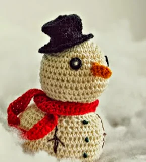 http://translate.google.es/translate?hl=es&sl=en&tl=es&u=http%3A%2F%2Fdeestraperlo.blogspot.nl%2F2014%2F12%2Fcrochet-snowman-pattern.html