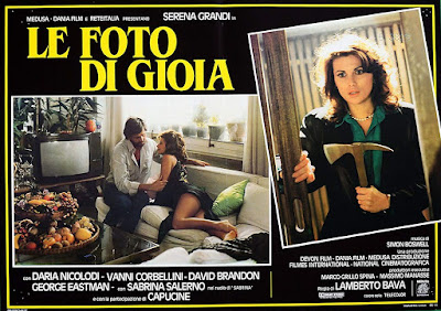 DELIRIUM lobby card de DELIRIUM (LE FOTO DI GIOIA), thriller érotique de Lamberto Bava avec Serena Grandi