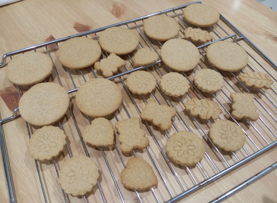 Galletas de jengibre recién sacadas del horno