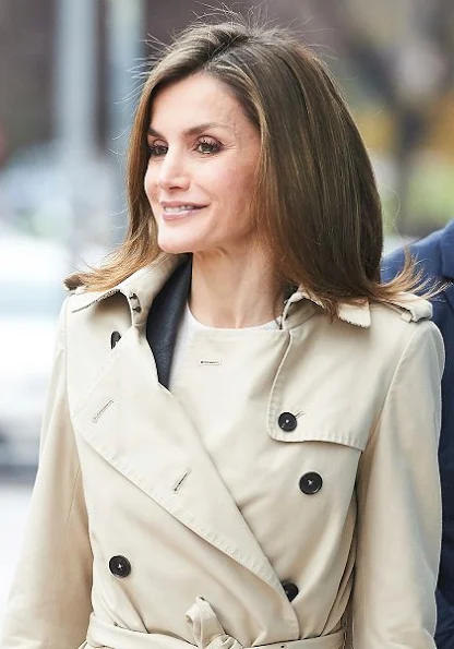 Queen Letizia wore HUGO BOSS Cascadia Double Breasted Trench, Boss suit and blouse, UTERQUE High heel fabric shoes in Grey