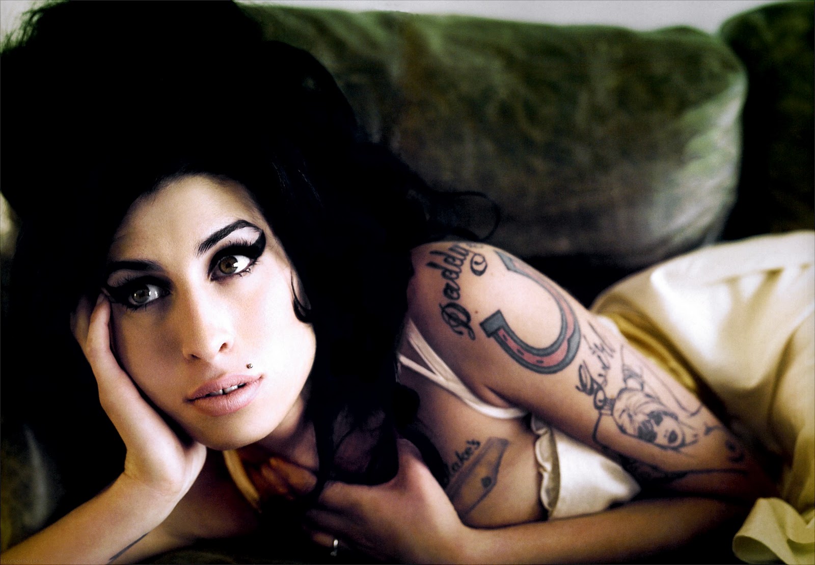 http://4.bp.blogspot.com/-zbuNwO9cml0/TrLMZDpqmtI/AAAAAAAAAQc/v-cm7PysVXw/s1600/Amy-Winehouse-Morre-Foto-Sensual-Nua.jpg
