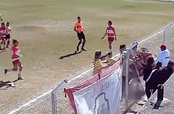 Έπαιξαν ξύλο σε γυναικείο αγώνα ποδοσφαίρου! Σε ρινγκ μετατράπηκε το γήπεδο (video) Έπαιξαν ξύλο σε γυναικείο αγώνα ποδοσφαίρου! Σε ρινγκ μετατράπηκε το γήπεδο (video)