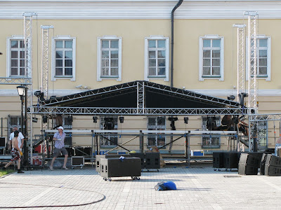 Монтаж сцены на площадке Пушечного двора Казанского кремля