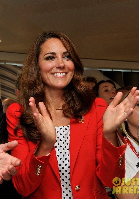 Celebrities wearing ZARA // Kate Middleton barefoot duchess a