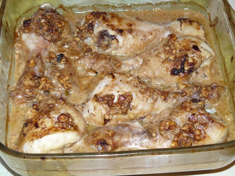 Кусочки сочной курицы в духовке. Курица в духовке кусочками. Курица запеченная в духовке кусками. Курочка в ореховом соусе. Курица запеченная в духовке кусочками.