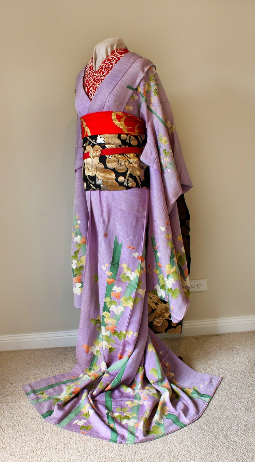 Kofuji: Mannequin kitsuke- Purple hikizuri with orange darari obi
