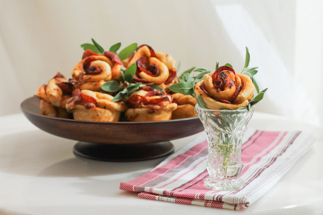 Food Lust People Love: Cheesy pizza roses are the perfect Mother’s Day breakfast (or gift!) for moms who are fans of savory pepperoni pizza. After all, who doesn’t love fresh baked bread rolls? #BreadBakers