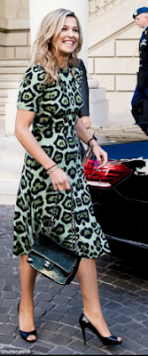 Robe Givenchy / escarpins Christian Louboutin / sac Chanel