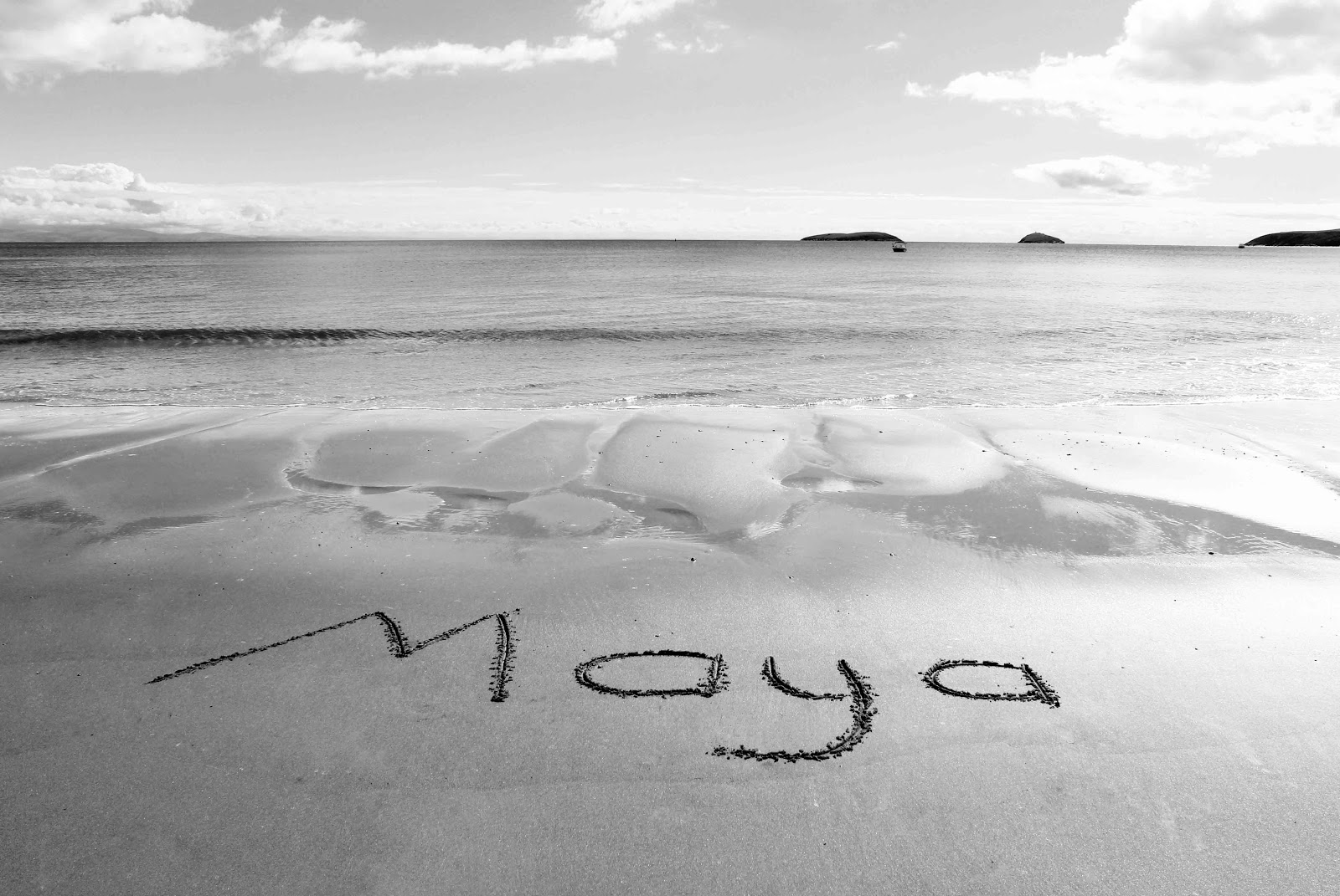 пляж алоха гавайи. малика надпись. море надпись. имя на песке. скучаю надпись на песке.