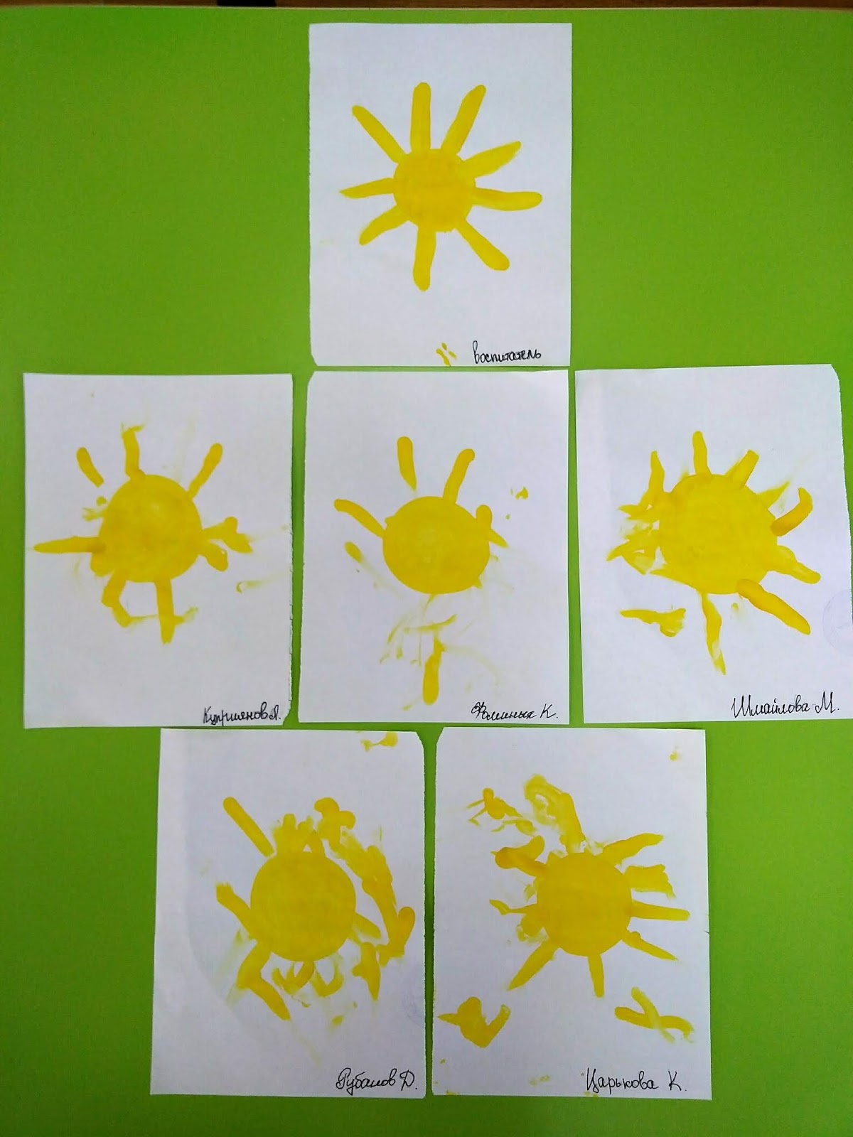 Солнышко пальчиками. Солнышко рисование пальчиками. Рисуем пальчиками солнышко. Рисование пальчиками солнце. Рисунок пальчиками солнце.