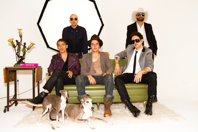 Kinky es actualmente un referente de versatilidad y fusión musical innovadora. Su carrera musical incluye escenarios como Coachella, Royal Festival Hall de Londres y entradas agotadas en Milán e Ibiza.