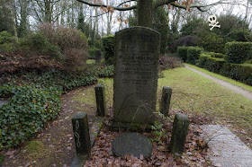 Hojas de palma en relieve en la piedra de una lápida de Huis te Vraag