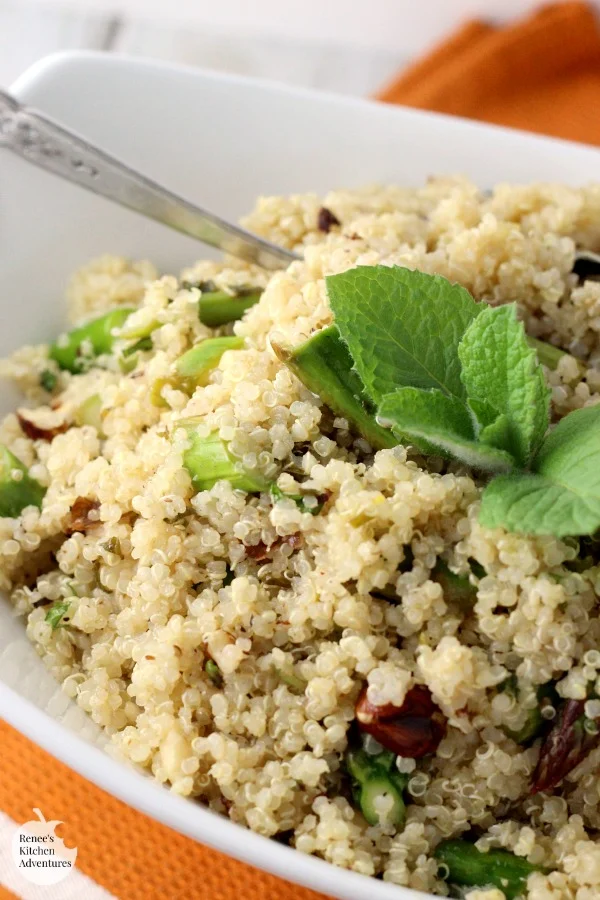 Lemon Vinaigrette Quinoa with Asparagus, Hazelnuts, and Mint | by Renee's Kitchen Adventures - easy vegetarian/vegan recipe everyone will love. Makes a great meatless main dish or a fabulous side dish for any meal. 