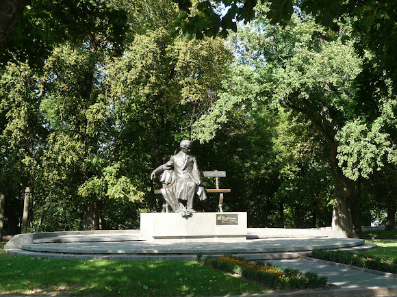 Чернигов. Детинец. Парк. Памятник Т. Г. Шевченко. 1992 г. Чернигов. Детинец. Парк. Памятник Т. Г. Шевченко. 1992 г.