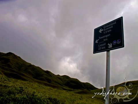Sign post for Grassland Summit and Tawangan along Ambangeg trail 