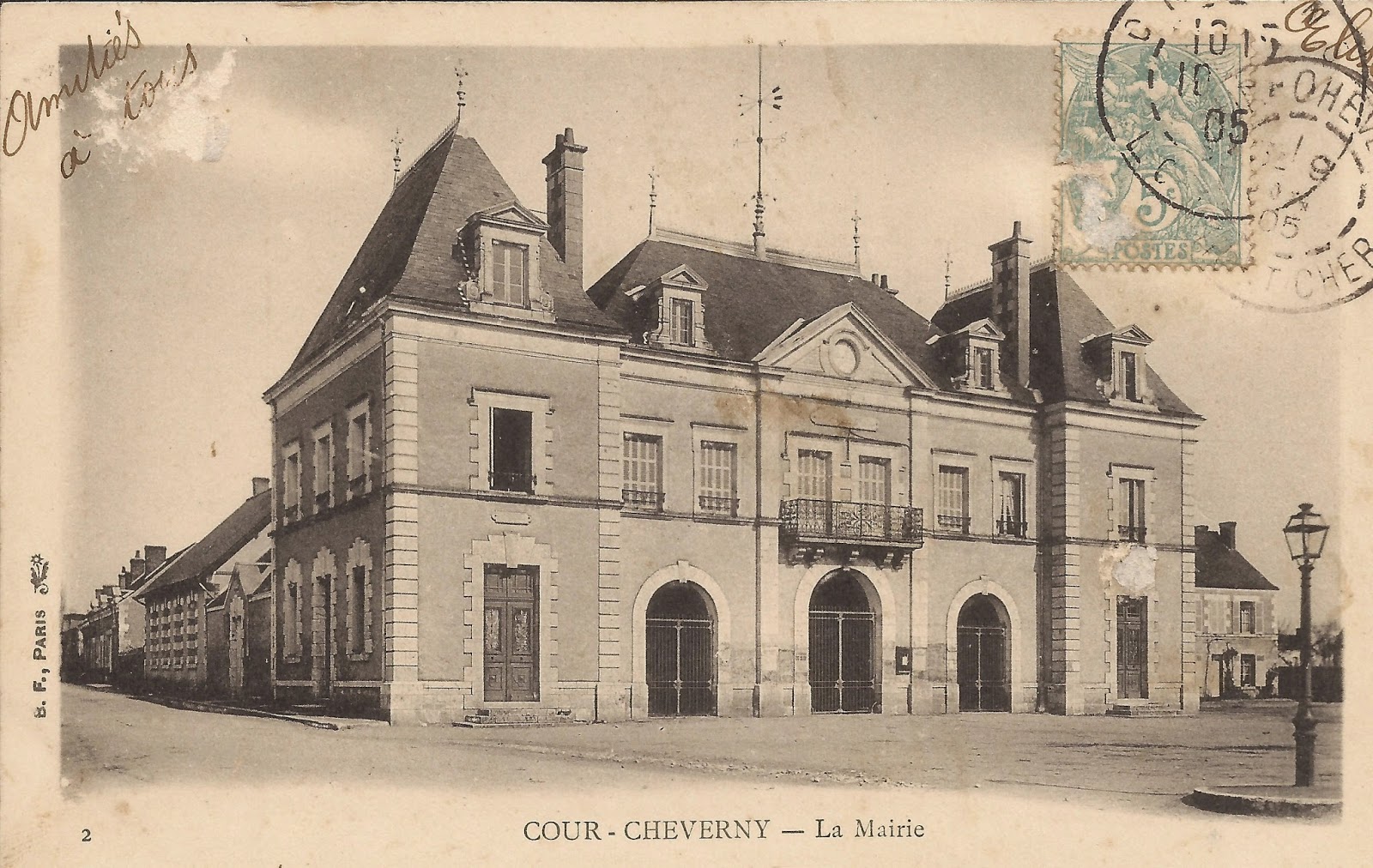 Aux abords de la Mairie - Cour-Cheverny