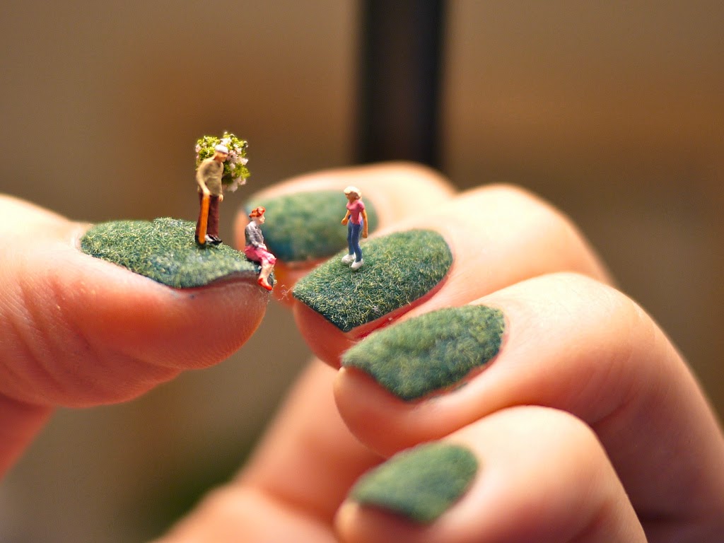 decoración de uñas con gente miniatura