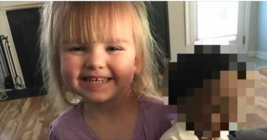 Quand cette petite fille passe à la caisse du magasin avec la poupée dans les mains, la vendeuse la regarde avec incompréhension. Et quand j’ai compris pourquoi, ça m’a mis hors de moi.