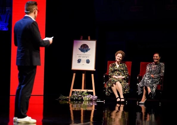 Crown Princess Victoria wore Zadig & Voltaire floral print dress, and Rizzo pumps. Belgian writer Bart Moeyaert.von ALMA award