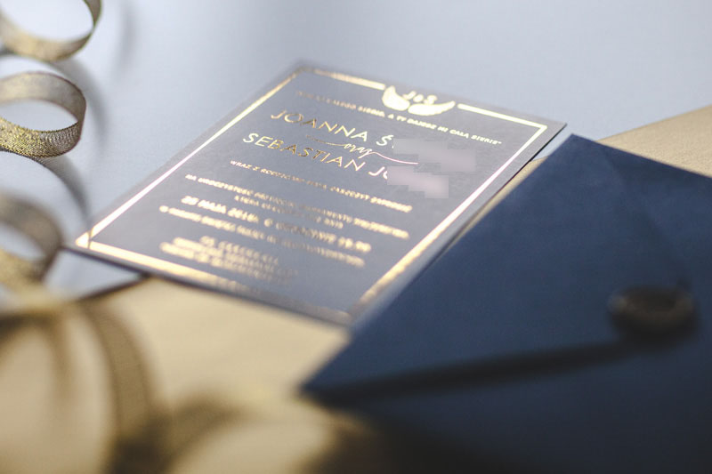 złocone, błyszczące zaproszenia, złote, glamour, monogram, błyszczący, gold foil, kaligraficzne, koperta z wyklejką, lamówka, złota ramka, zaproszenia ślubne złocone, złote zaproszenia slubne, błyszczące, zaproszenia glamour, zaproszenia mieniące się, jednokartkowe zaporszenia, ozdobna koperta, koperta z wklejką, wyklejka do koperty, papeteria ślubna, poligrafia ślubna, piękne zaproszenia, nowoczesne zaproszenia, geometryczne