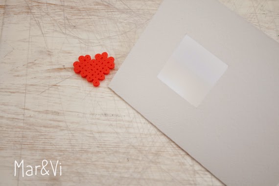 tarjeta decorada con hama beads