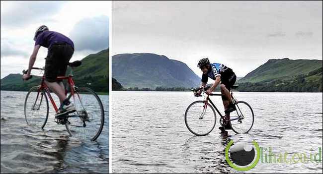 Mengendarai Sepeda di Atas Air Danau
