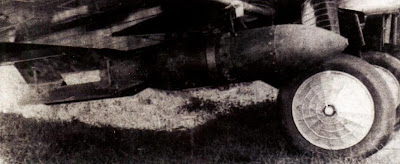 Экспериментальная подвеска 100-килограммовой бомбы под истребителем И-5.