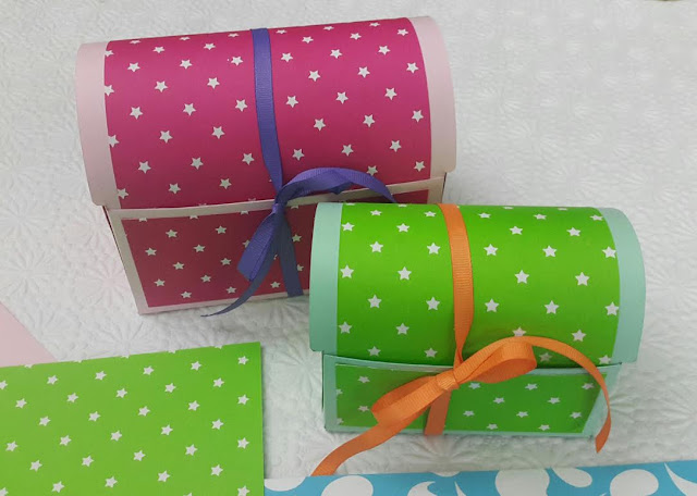 de conseguir cartulina, pega en barra,detalles para decorar, y listo un