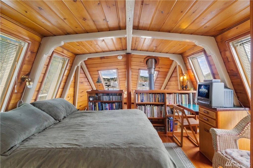 12-Master-Bedroom-Architecture-with-the-House-Boat-on-an-Island-www-designstack-co