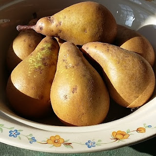 Picture of several pears from our garden in a bowl