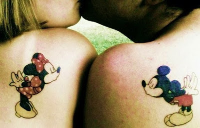 Tatuaje romantico de Mickey y Minnie Mouse