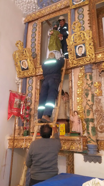 Ein Helfer klettert mit dem Heiligen die Leiter hinauf. Eine nicht ganz ungefährliche Mission.