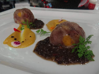 Codequim de porco com frutas secas Carne de porco com pure de pêssego e lentilha