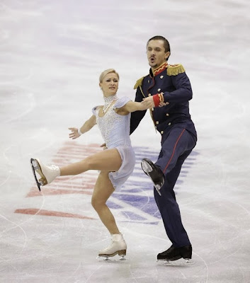 Tatiana Volosozhar og Maxim Trankov (USA) udfører det korte program ved Skate America 2013